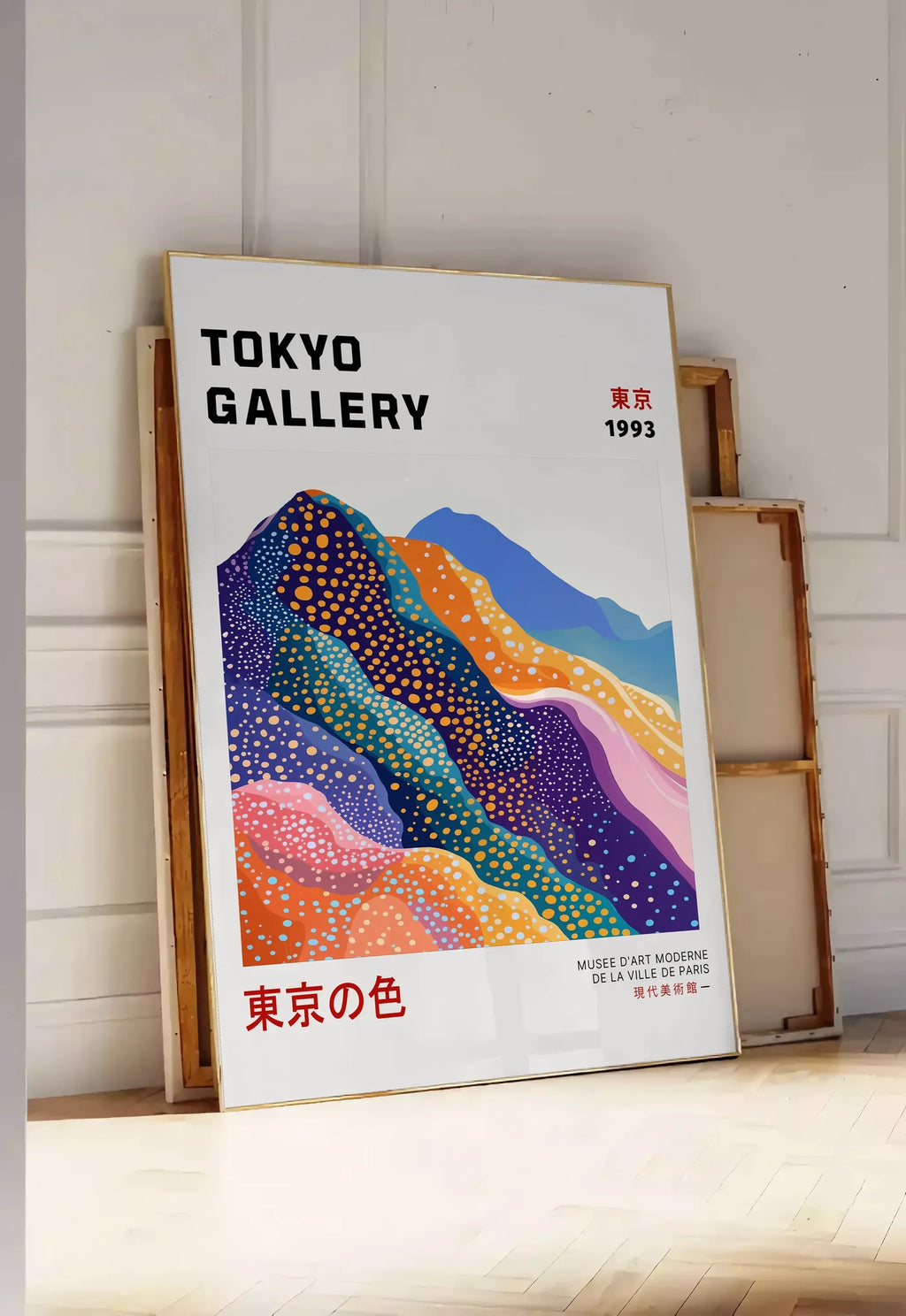 Tirage encadrable affiche montagnes Fuji de Kusama art japonais, posee au sol dans une entree lumineuse, contre un mur a panneaux blancs, a cote de chassis en bois empiles
