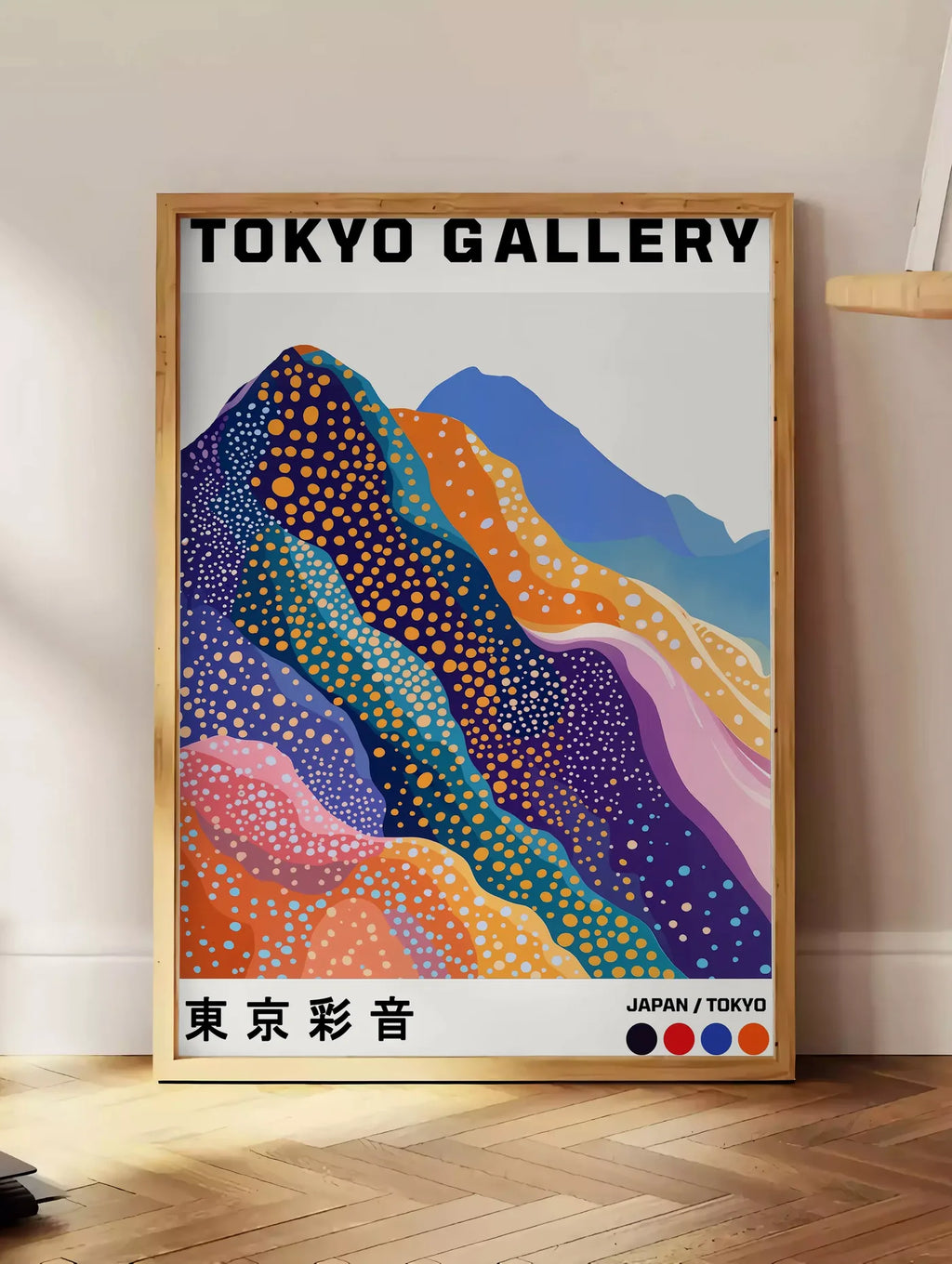 Estampe affiche montagnes Fuji de Kusama art japonais, posee au sol dans un coin salon, sur un parquet a chevrons, pres d'une table d'appoint en chene chargee de livres