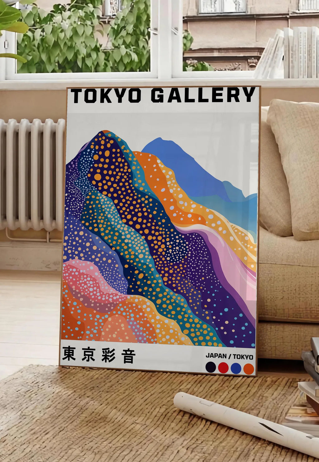 Poster affiche montagnes Fuji de Kusama art japonais, posee au sol dans un salon parisien, devant une grande fenetre donnant sur un immeuble haussmannien, entre un ficus et un canape creme