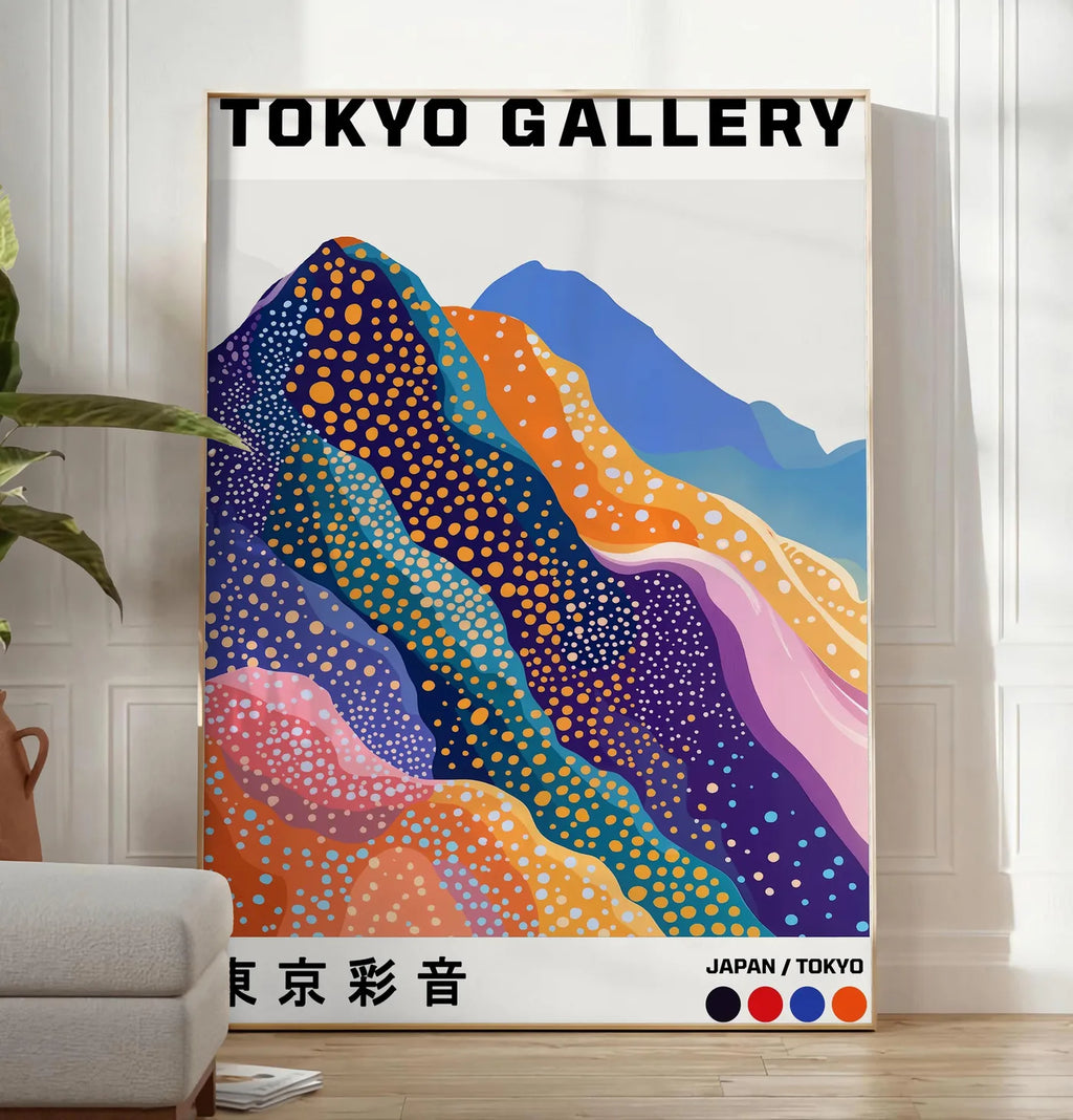 Reproduction affiche montagnes Fuji de Kusama art japonais, posee au sol dans un salon minimaliste clair, a cote d'un canape beige et d'une plante verte, sur un parquet clair