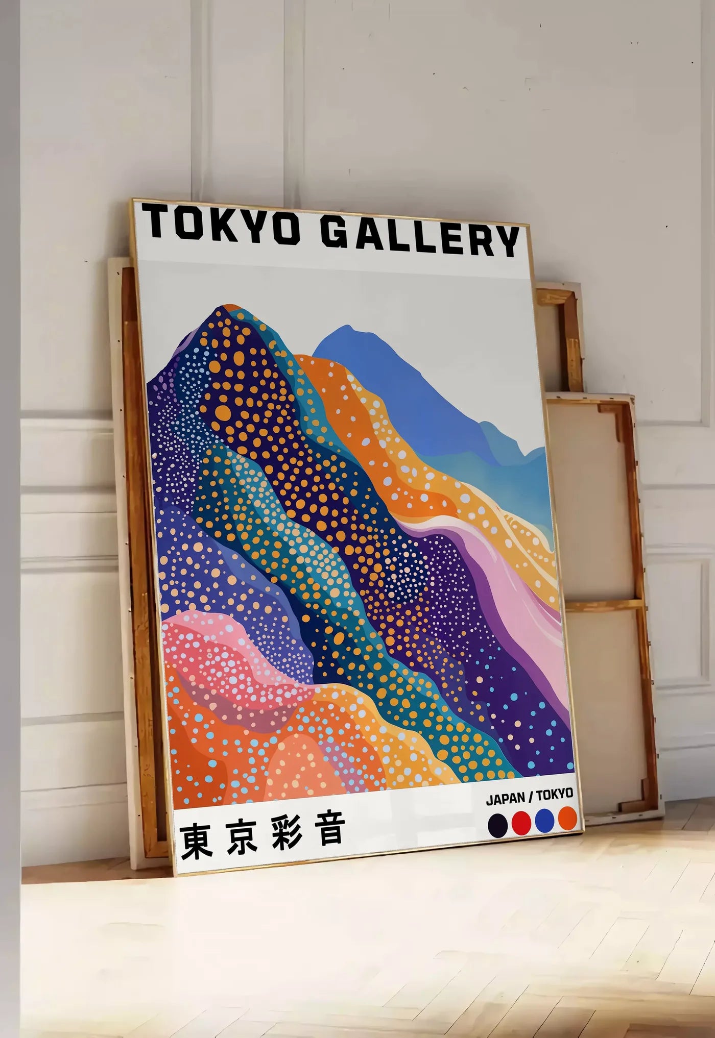 Tirage encadrable affiche montagnes Fuji de Kusama art japonais, posee au sol dans une entree lumineuse, contre un mur a panneaux blancs, a cote de chassis en bois empiles