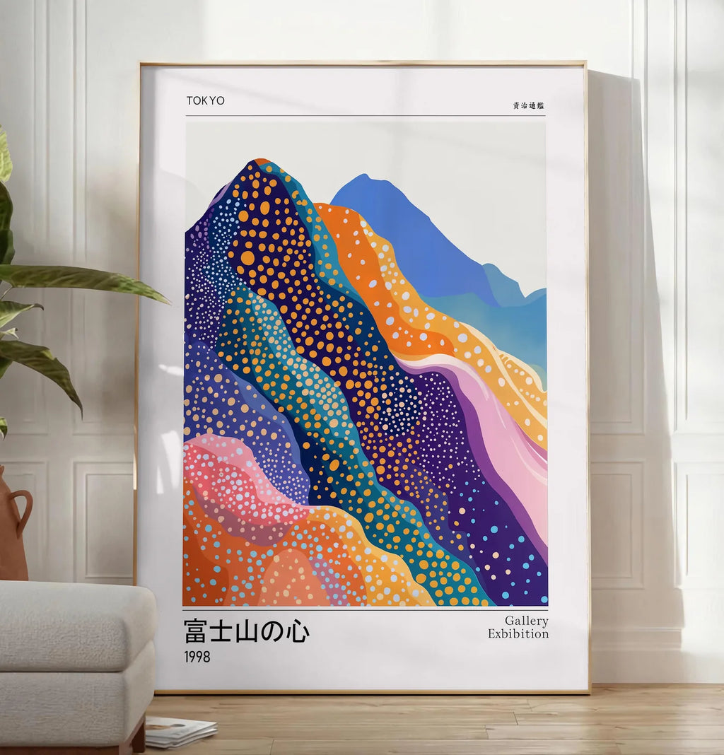 Reproduction affiche montagnes Fuji de Kusama art japonais, posee au sol dans un salon minimaliste clair, a cote d'un canape beige et d'une plante verte, sur un parquet clair