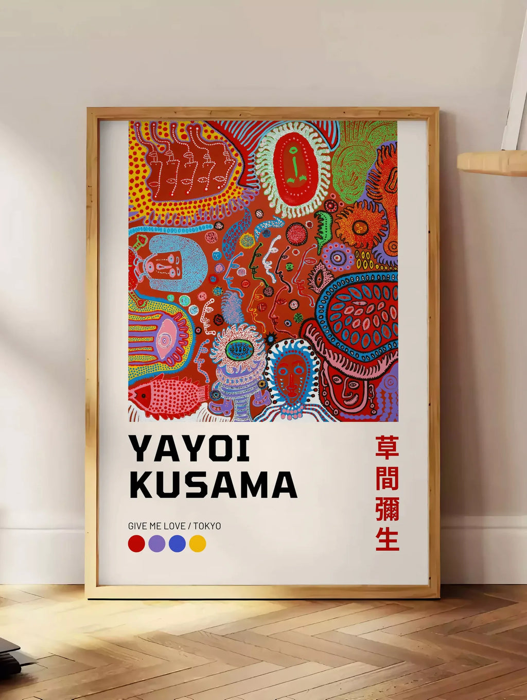 Estampe affiche composition a pois de Kusama art japonais, posee au sol dans un coin salon, sur un parquet a chevrons, pres d'une table d'appoint en chene chargee de livres
