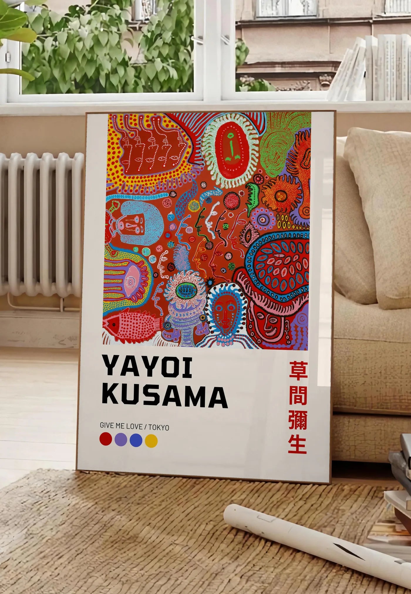 Poster affiche composition a pois de Kusama art japonais, posee au sol dans un salon parisien, devant une grande fenetre donnant sur un immeuble haussmannien, entre un ficus et un canape creme