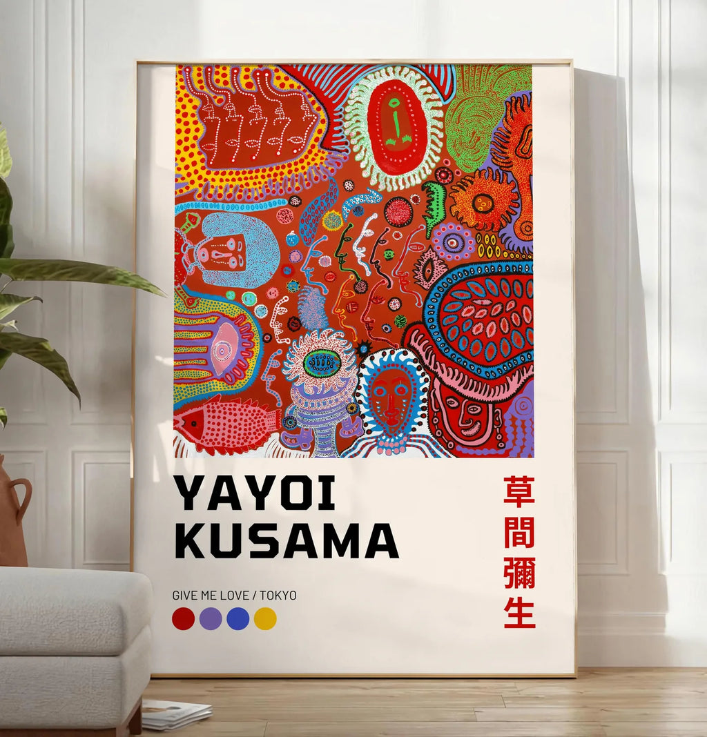 Reproduction affiche composition a pois de Kusama art japonais, posee au sol dans un salon minimaliste clair, a cote d'un canape beige et d'une plante verte, sur un parquet clair