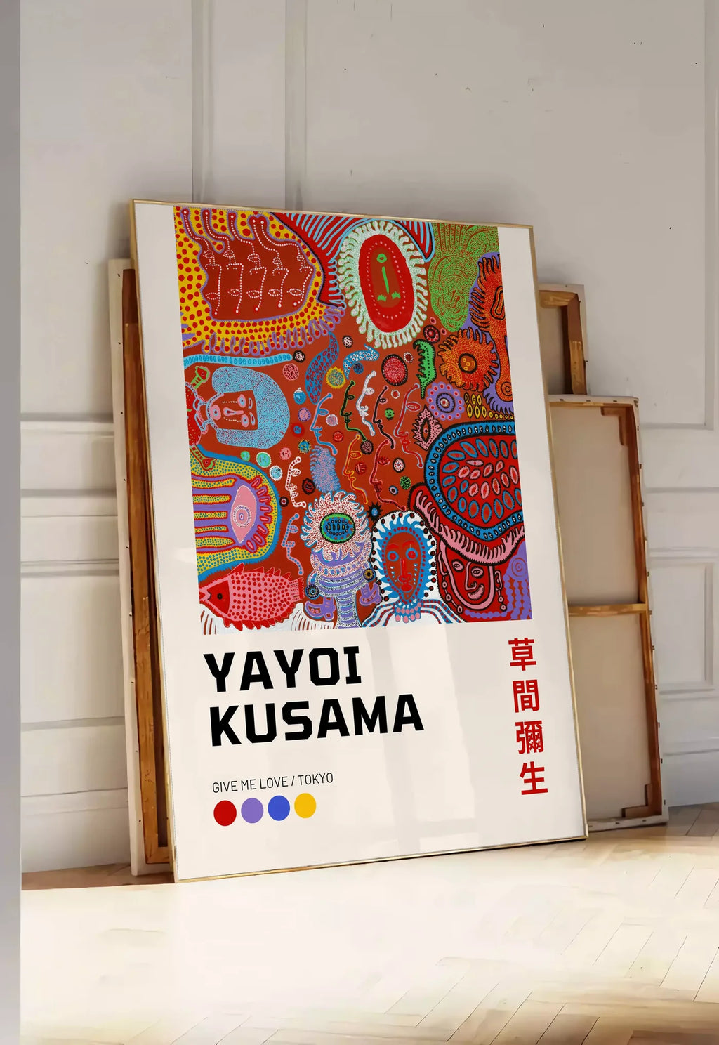Tirage encadrable affiche composition a pois de Kusama art japonais, posee au sol dans une entree lumineuse, contre un mur a panneaux blancs, a cote de chassis en bois empiles