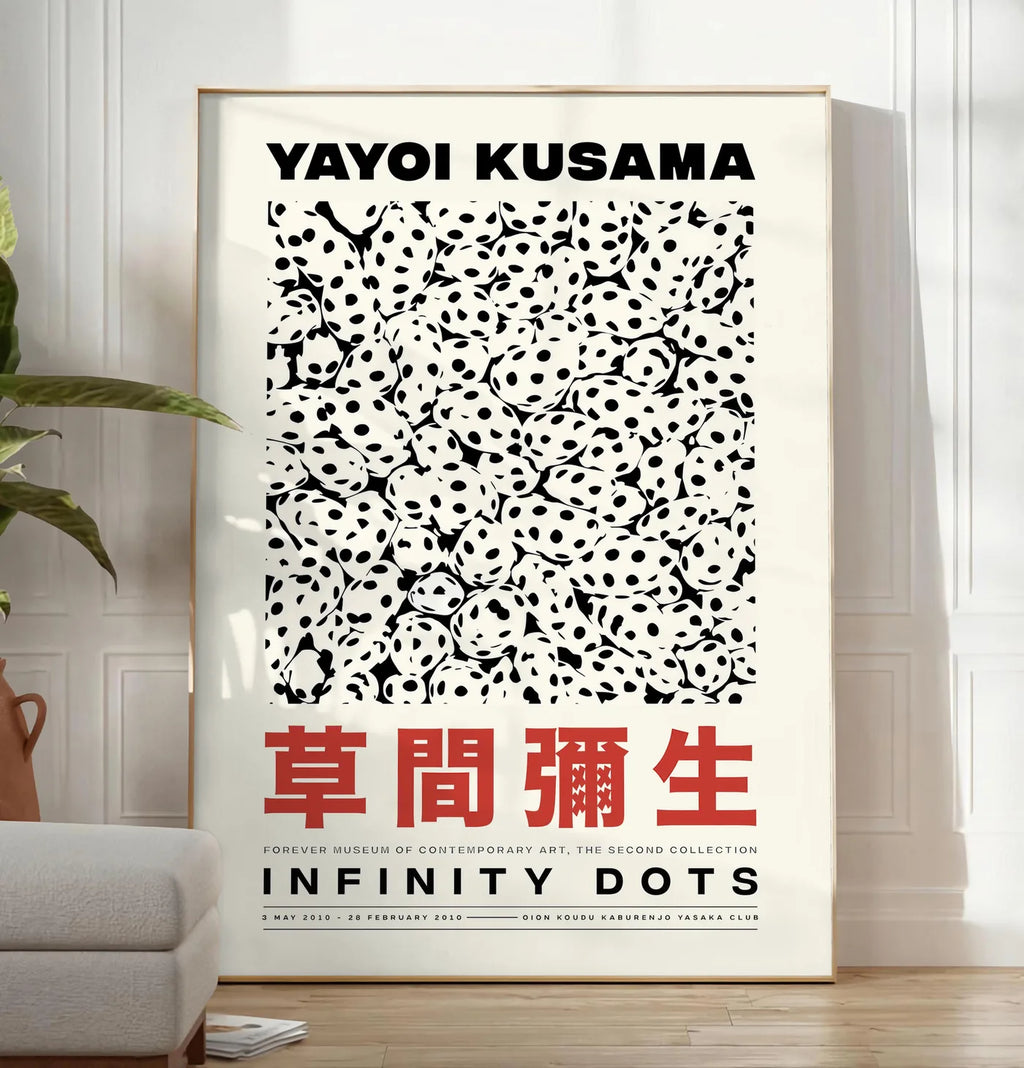Reproduction affiche pois noir et blanc de Kusama art japonais, posee au sol dans un salon minimaliste clair, a cote d'un canape beige et d'une plante verte, sur un parquet clair
