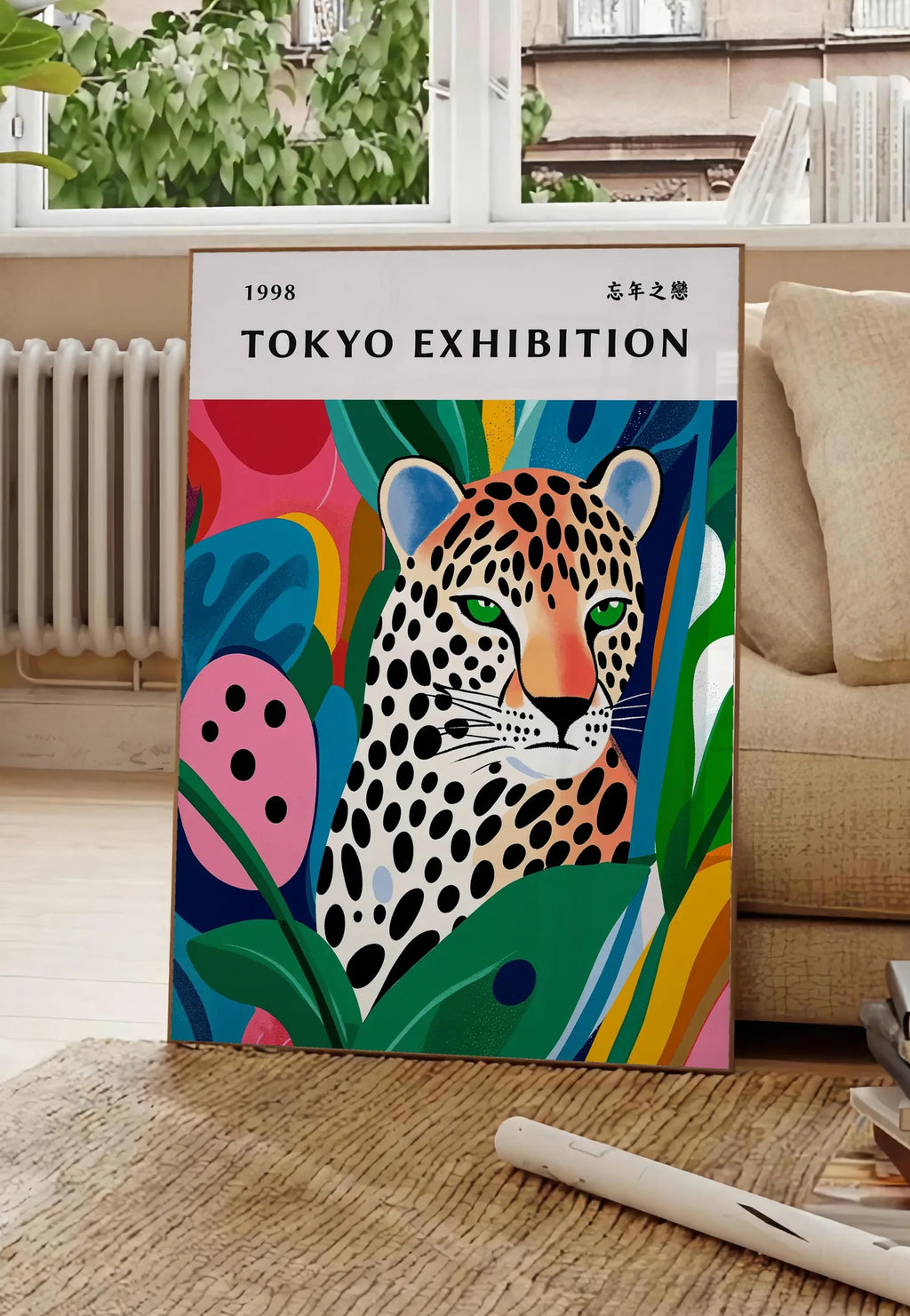 Poster affiche leopard tachete de Kusama art japonais, posee au sol dans un salon parisien, devant une grande fenetre donnant sur un immeuble haussmannien, entre un ficus et un canape creme
