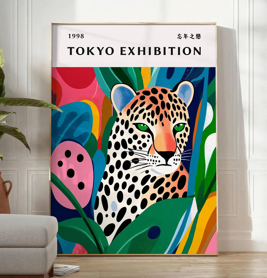 Reproduction affiche leopard tachete de Kusama art japonais, posee au sol dans un salon minimaliste clair, a cote d'un canape beige et d'une plante verte, sur un parquet clair