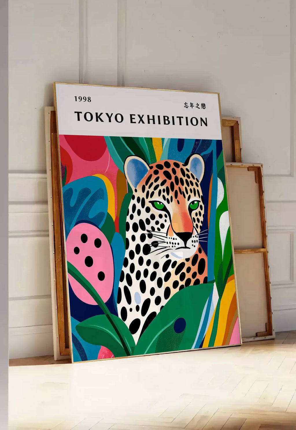 Tirage encadrable affiche leopard tachete de Kusama art japonais, posee au sol dans une entree lumineuse, contre un mur a panneaux blancs, a cote de chassis en bois empiles