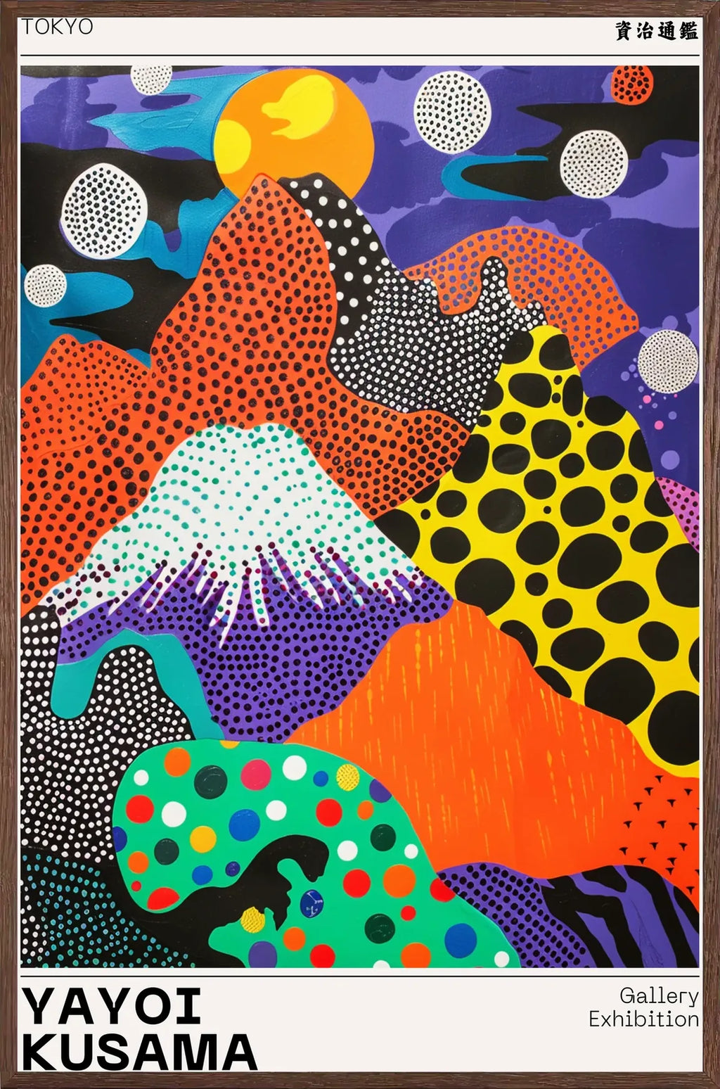 Cadre chene clair entourant l'affiche paysage a pois de Kusama