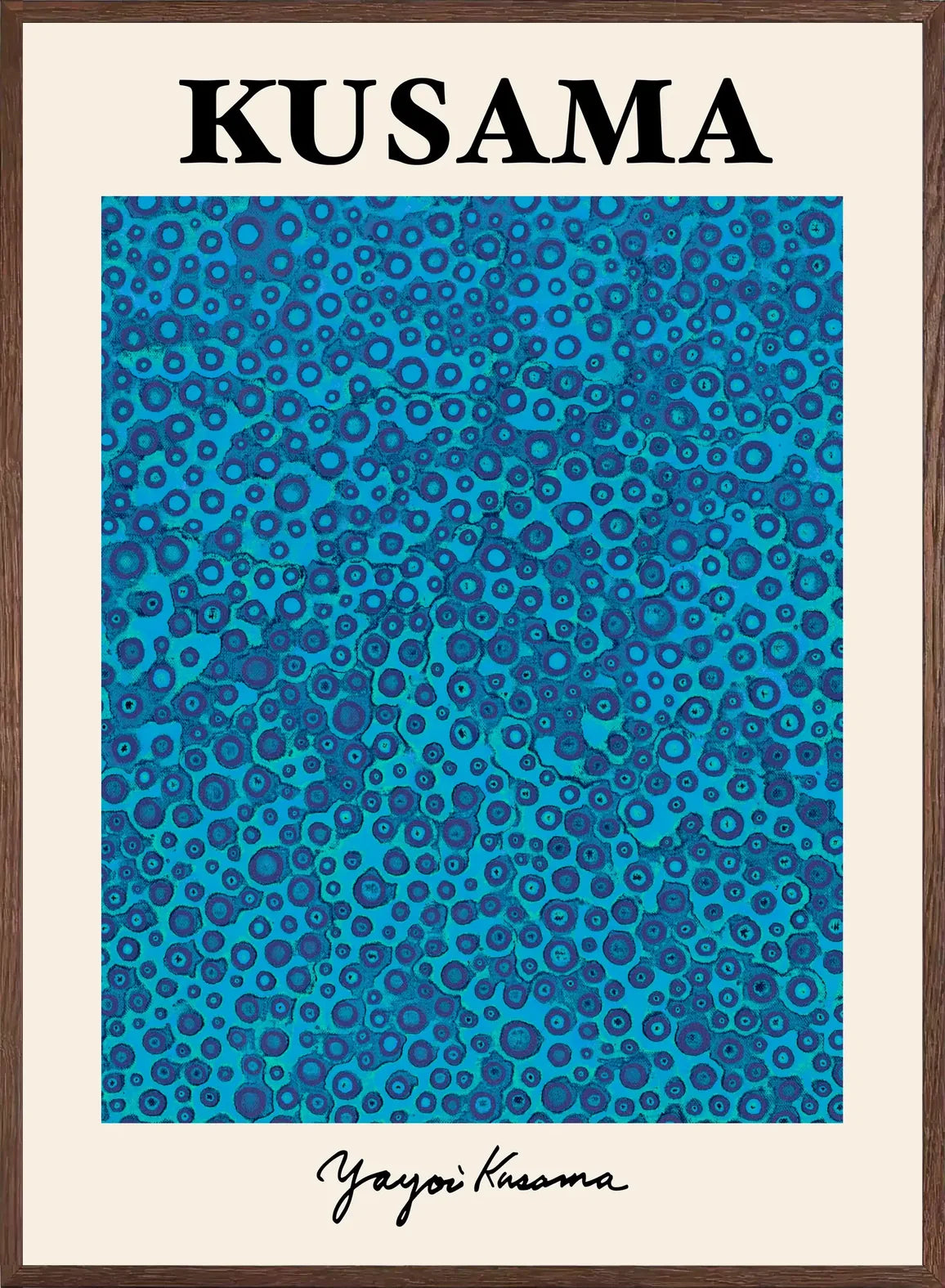 Cadre chene clair entourant l'affiche pois bleus de Kusama