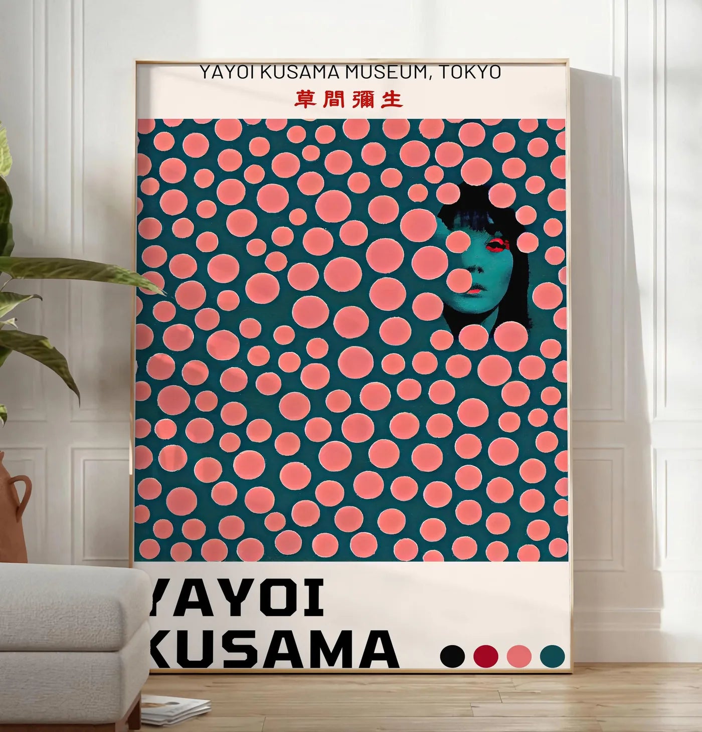 Reproduction affiche pois corail de Kusama art japonais, posee au sol dans un salon minimaliste clair, a cote d'un canape beige et d'une plante verte, sur un parquet clair