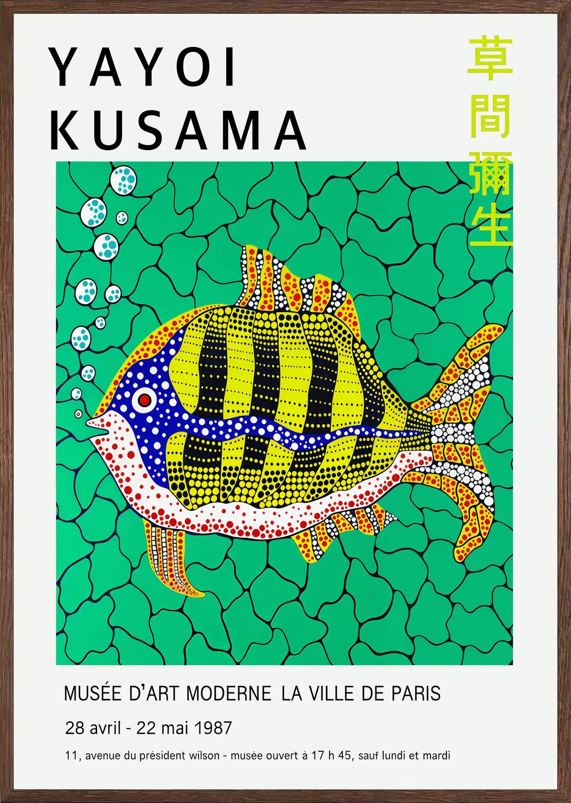 Cadre chene clair entourant l'affiche poisson a pois de Kusama