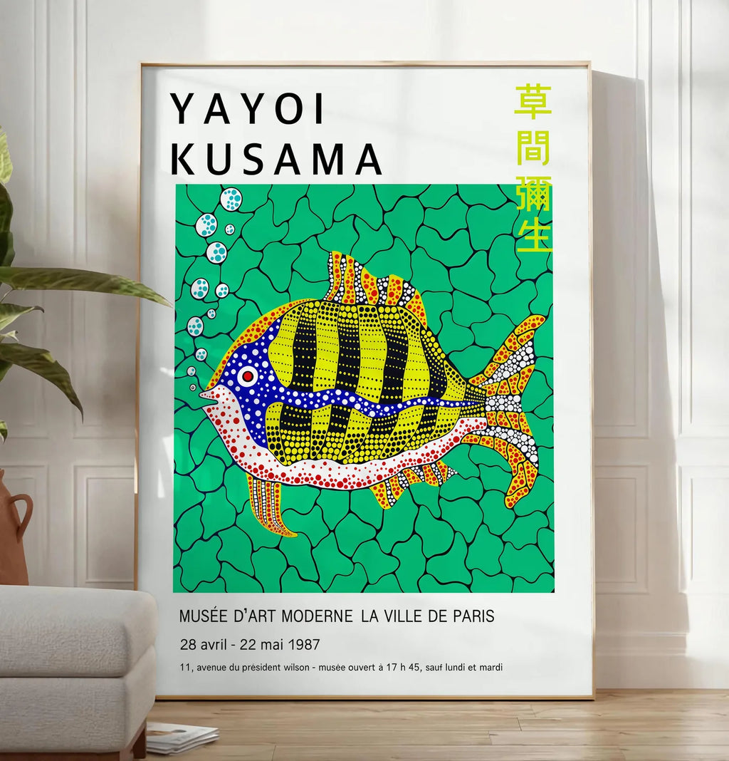 Reproduction affiche poisson a pois de Kusama art japonais, posee au sol dans un salon minimaliste clair, a cote d'un canape beige et d'une plante verte, sur un parquet clair