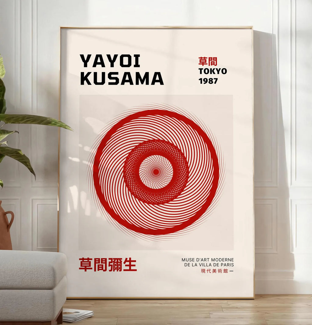 Reproduction affiche spirale rouge de Kusama art japonais, posee au sol dans un salon minimaliste clair, a cote d'un canape beige et d'une plante verte, sur un parquet clair