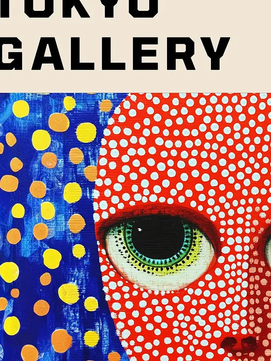 Gros plan sur visage de femme a pois de Kusama