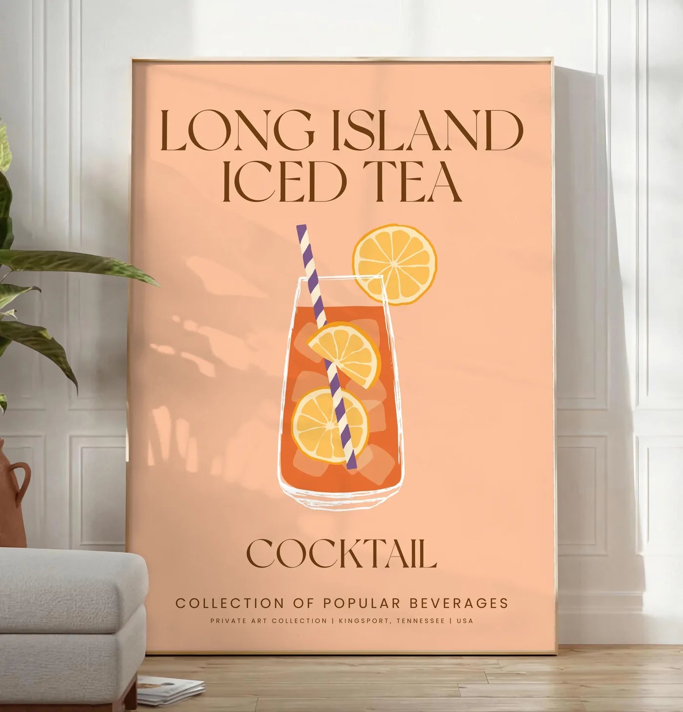 Reproduction affiche cocktail Long Island Iced Tea, posee au sol dans un salon minimaliste clair, a cote d'un canape beige et d'une plante verte, sur un parquet clair