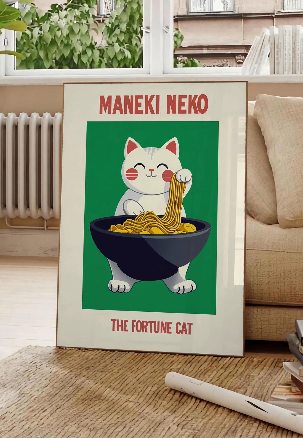 Poster affiche Maneki Neko chat porte-bonheur tirant un fil de ramen d'un grand bol noir, posee au sol dans un salon parisien, devant une grande fenetre donnant sur un immeuble haussmannien, entre un ficus et un canape creme