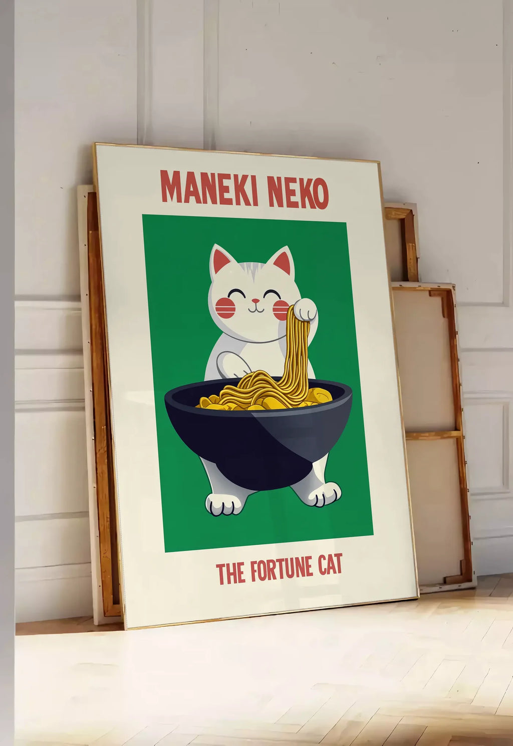 Tirage encadrable affiche Maneki Neko chat porte-bonheur tirant un fil de ramen d'un grand bol noir, posee au sol dans une entree lumineuse, contre un mur a panneaux blancs, a cote de chassis en bois empiles