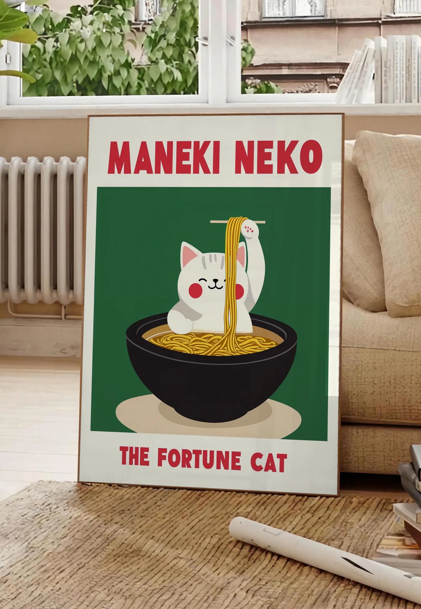 Poster affiche Maneki Neko chat soulevant des ramen a la baguette derriere un bol noir, posee au sol dans un salon parisien, devant une grande fenetre donnant sur un immeuble haussmannien, entre un ficus et un canape creme
