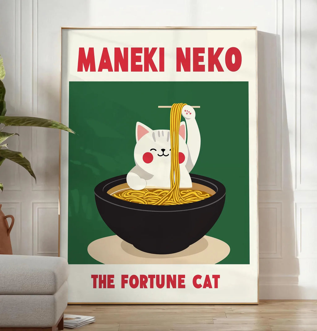 Reproduction affiche Maneki Neko chat soulevant des ramen a la baguette derriere un bol noir, posee au sol dans un salon minimaliste clair, a cote d'un canape beige et d'une plante verte, sur un parquet clair