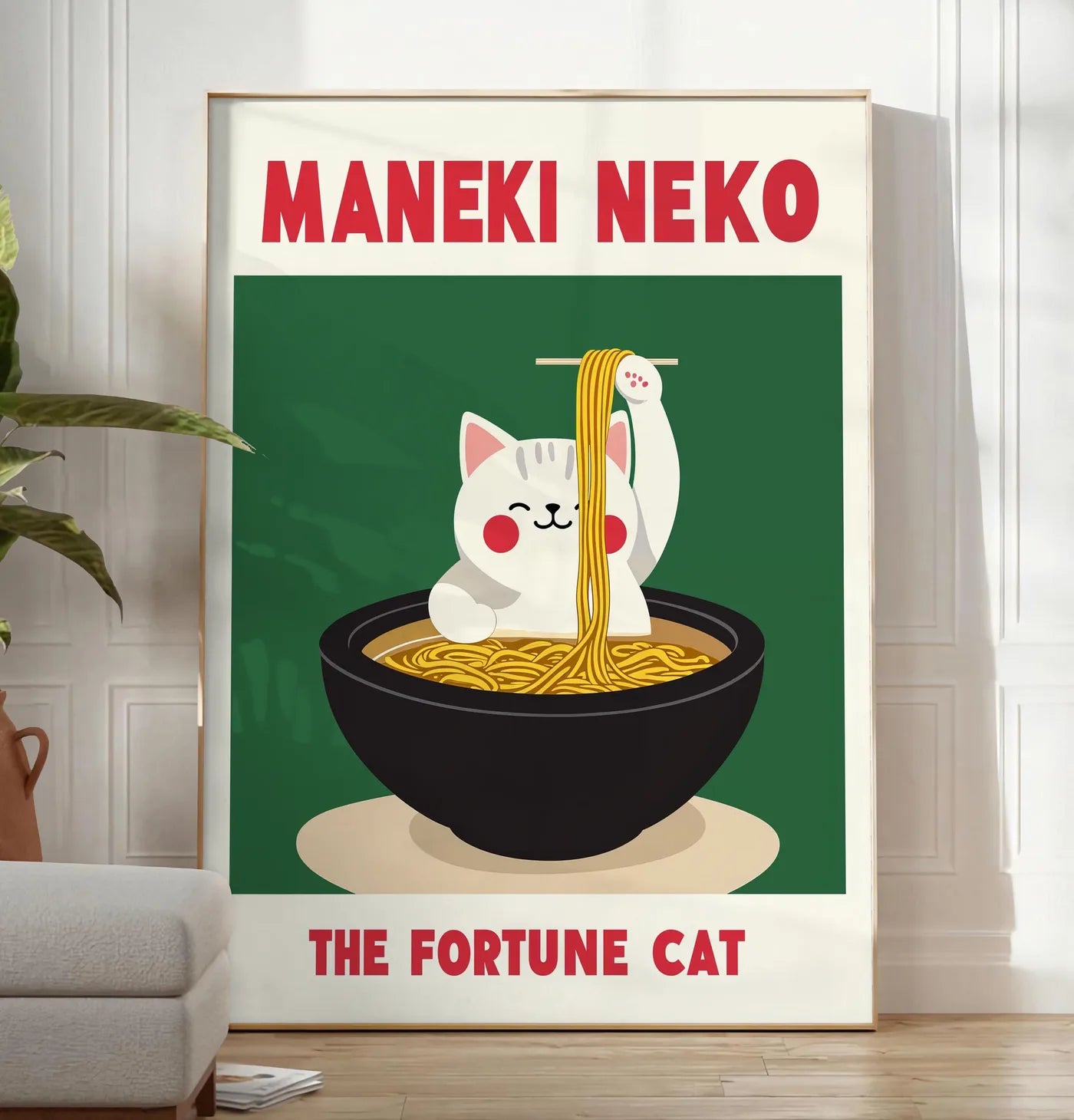 Reproduction affiche Maneki Neko chat soulevant des ramen a la baguette derriere un bol noir, posee au sol dans un salon minimaliste clair, a cote d'un canape beige et d'une plante verte, sur un parquet clair