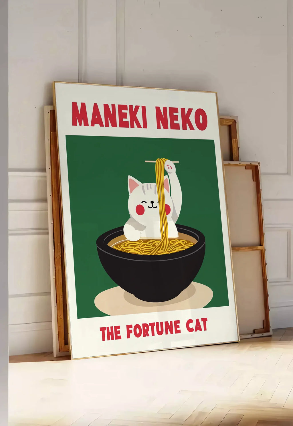 Tirage encadrable affiche Maneki Neko chat soulevant des ramen a la baguette derriere un bol noir, posee au sol dans une entree lumineuse, contre un mur a panneaux blancs, a cote de chassis en bois empiles