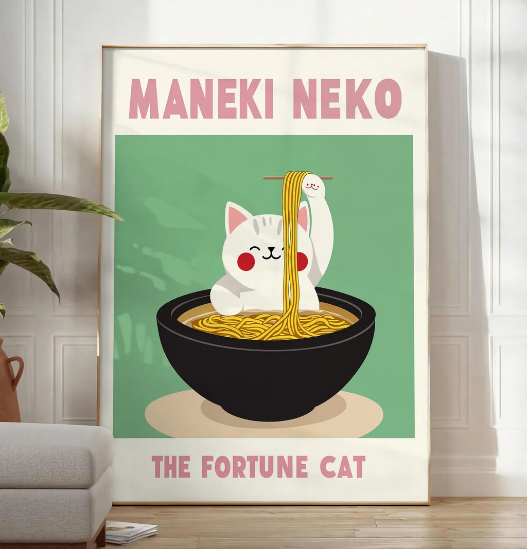 Reproduction affiche Maneki Neko chat et ramen sur fond vert sauge, posee au sol dans un salon minimaliste clair, a cote d'un canape beige et d'une plante verte, sur un parquet clair