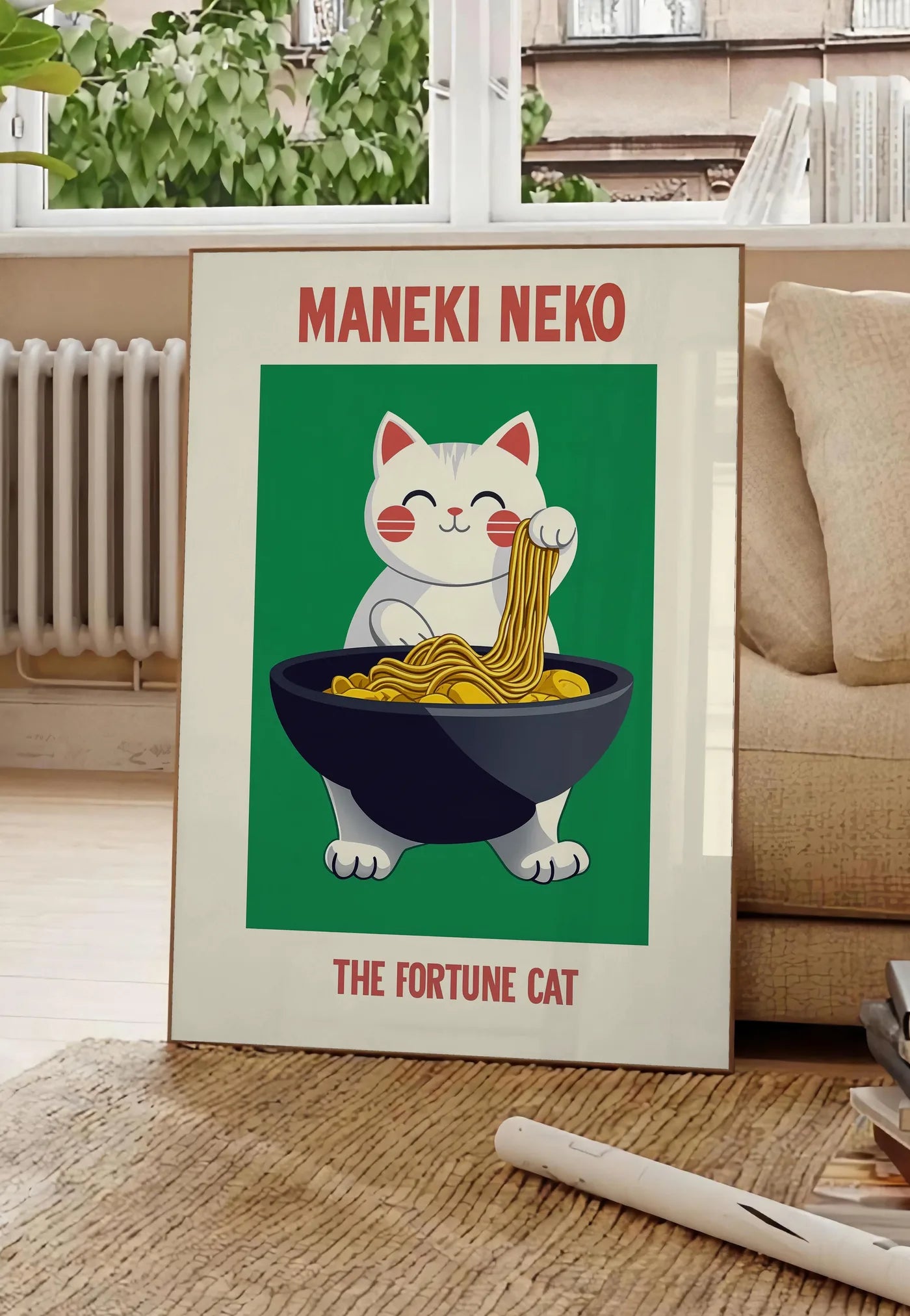 Poster affiche Maneki Neko chat porte-bonheur attrapant des ramen au-dessus d'un bol noir, posee au sol dans un salon parisien, devant une grande fenetre donnant sur un immeuble haussmannien, entre un ficus et un canape creme