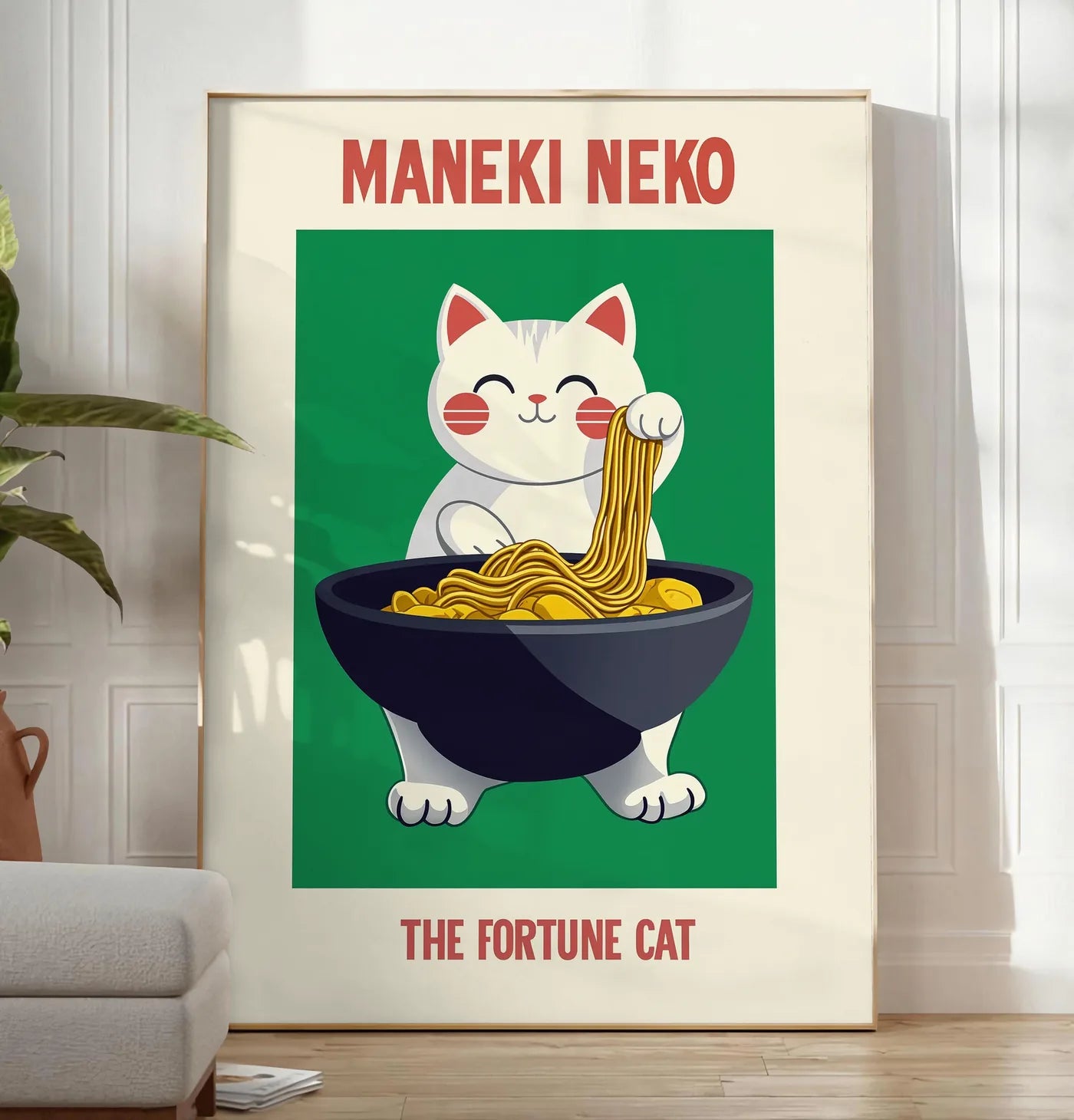 Reproduction affiche Maneki Neko chat porte-bonheur attrapant des ramen au-dessus d'un bol noir, posee au sol dans un salon minimaliste clair, a cote d'un canape beige et d'une plante verte, sur un parquet clair