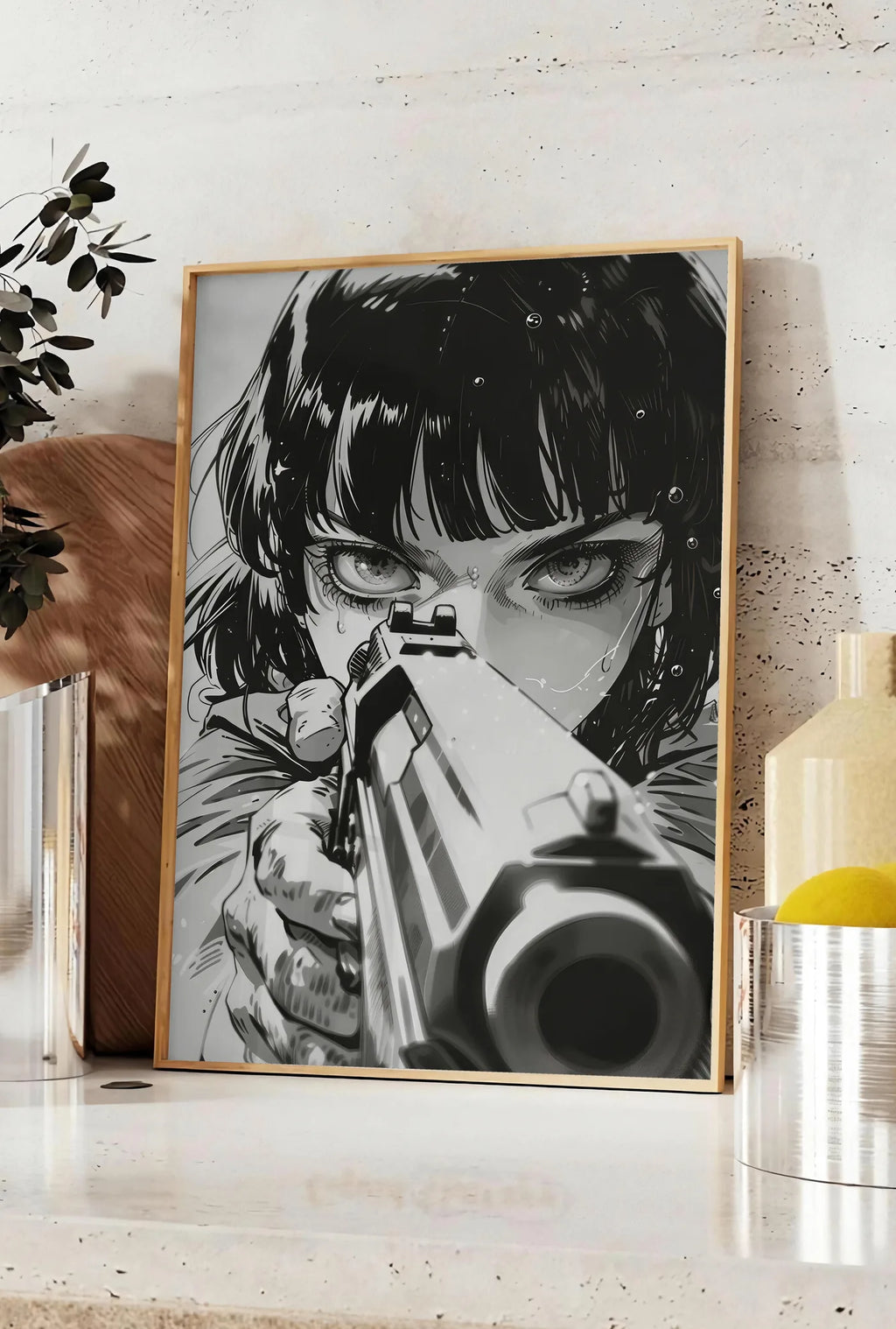 Affiche affiche fille manga au pistolet art japonais, posee sur un plan de travail de cuisine en pierre claire, entre une branche d'eucalyptus en vase et un bocal de citrons
