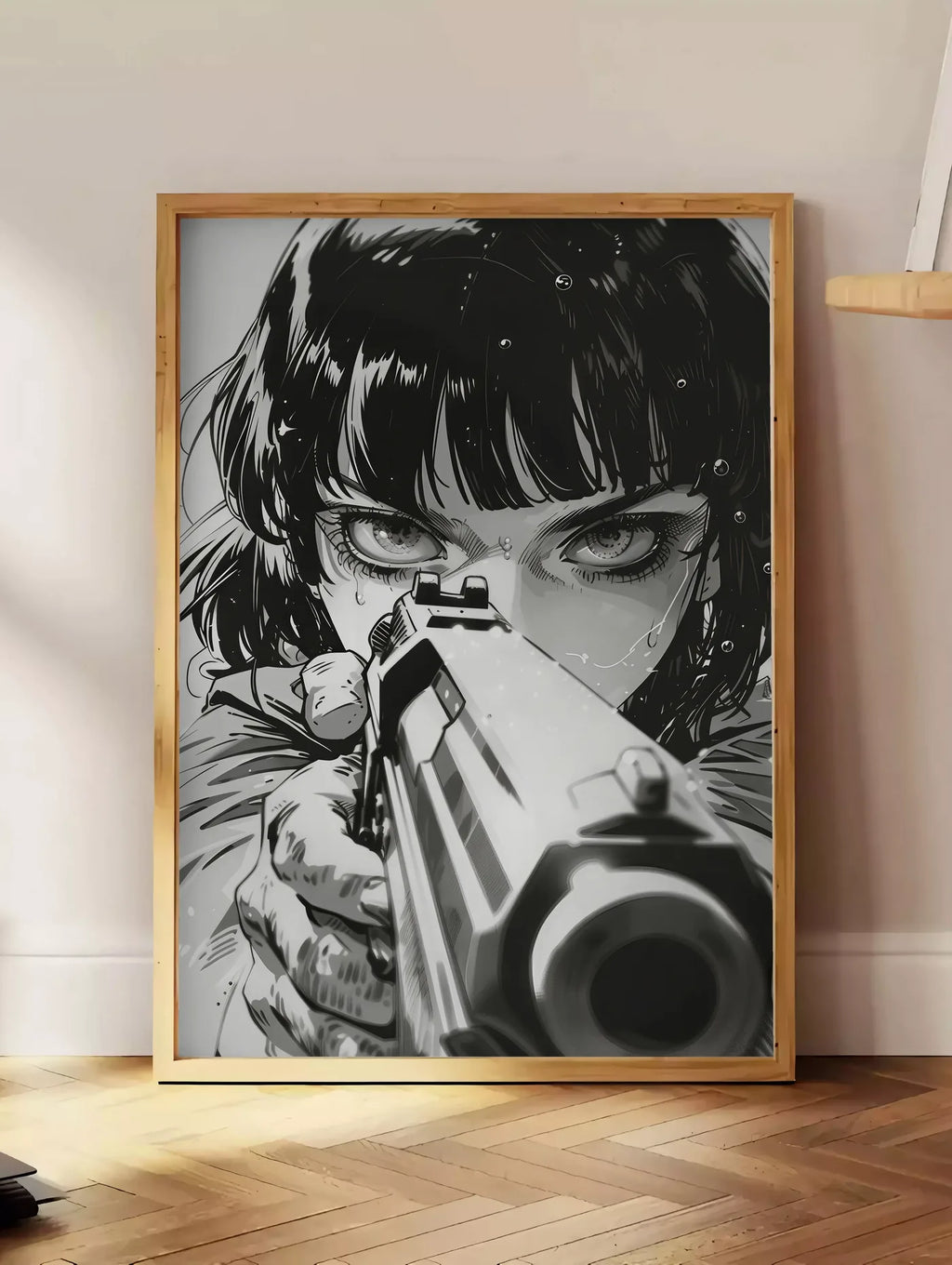Estampe affiche fille manga au pistolet art japonais, posee au sol dans un coin salon, sur un parquet a chevrons, pres d'une table d'appoint en chene chargee de livres