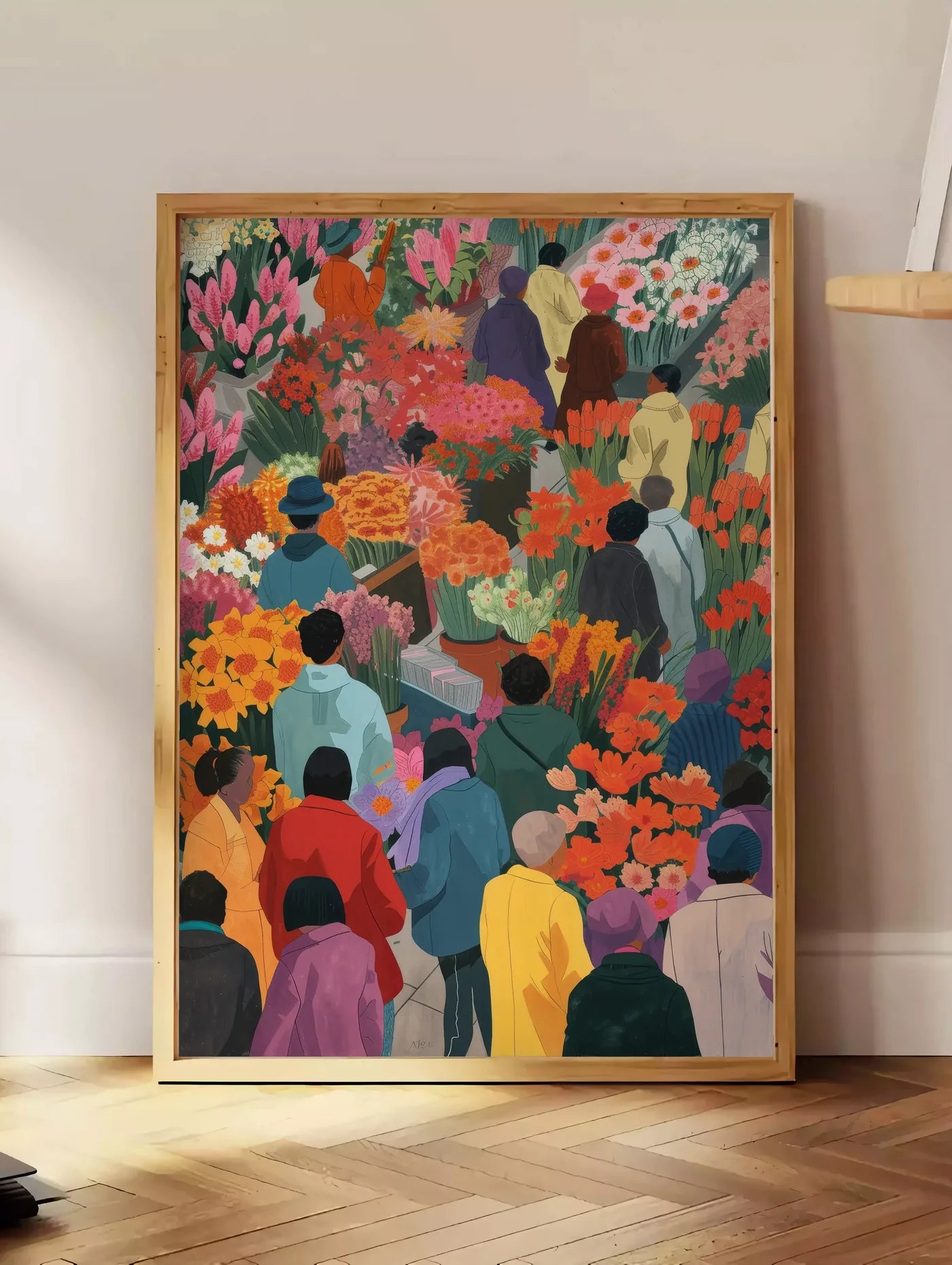 Estampe affiche marche aux fleurs colore art japonais, posee au sol dans un coin salon, sur un parquet a chevrons, pres d'une table d'appoint en chene chargee de livres