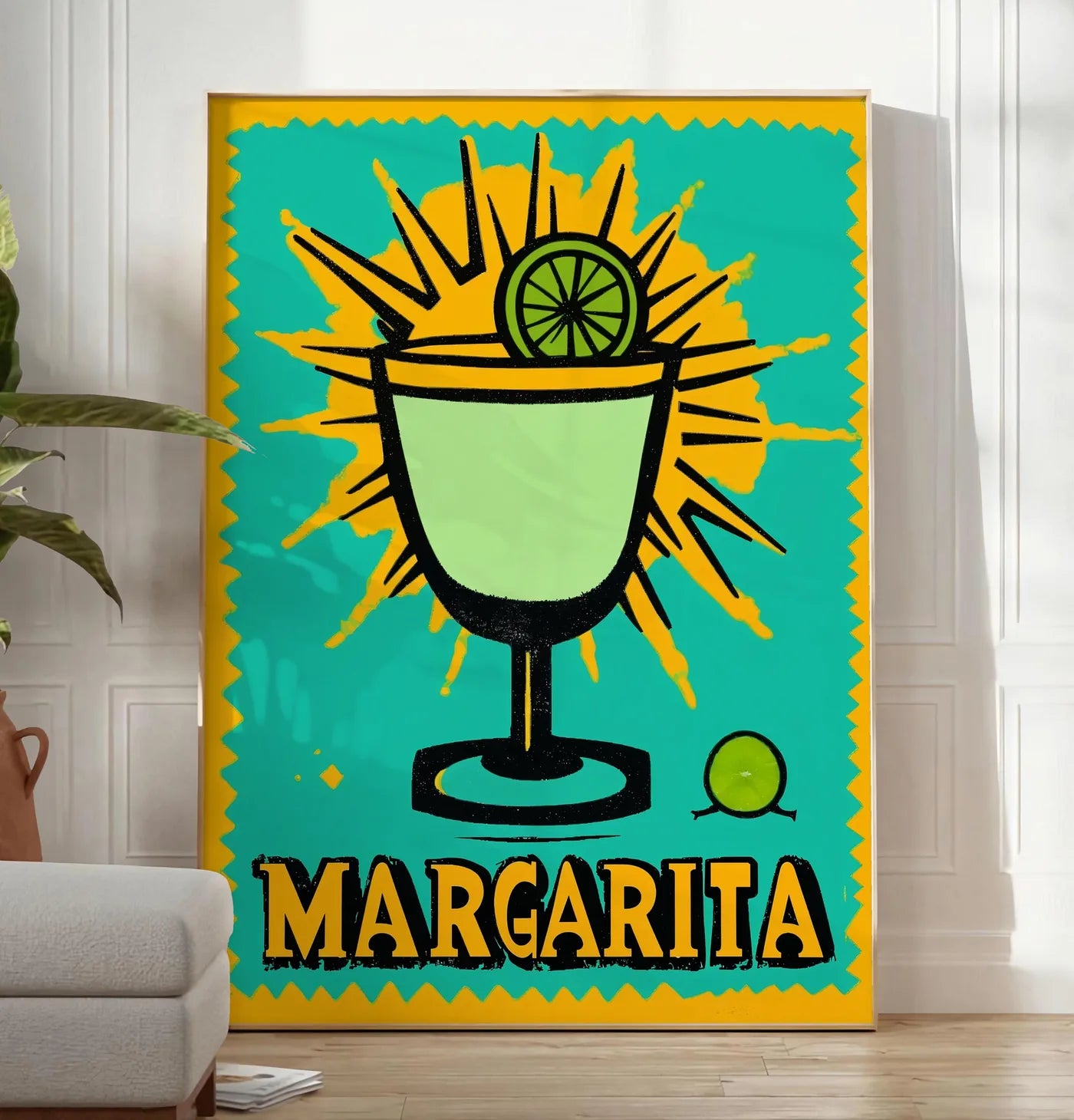 Reproduction affiche cocktail Margarita pop art, posee au sol dans un salon minimaliste clair, a cote d'un canape beige et d'une plante verte, sur un parquet clair