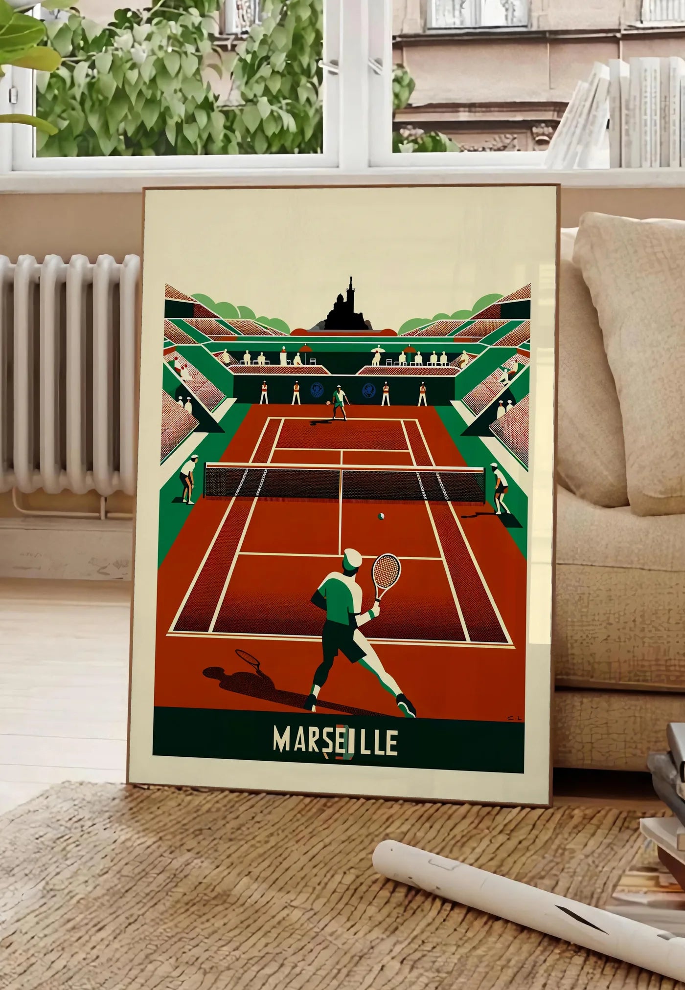 Poster match sur terre battue, posee au sol dans un salon parisien, devant une grande fenetre donnant sur un immeuble haussmannien, entre un ficus et un canape creme
