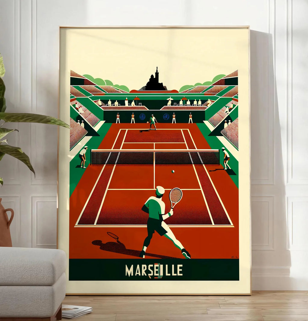 Reproduction match sur terre battue, posee au sol dans un salon minimaliste clair, a cote d'un canape beige et d'une plante verte, sur un parquet clair