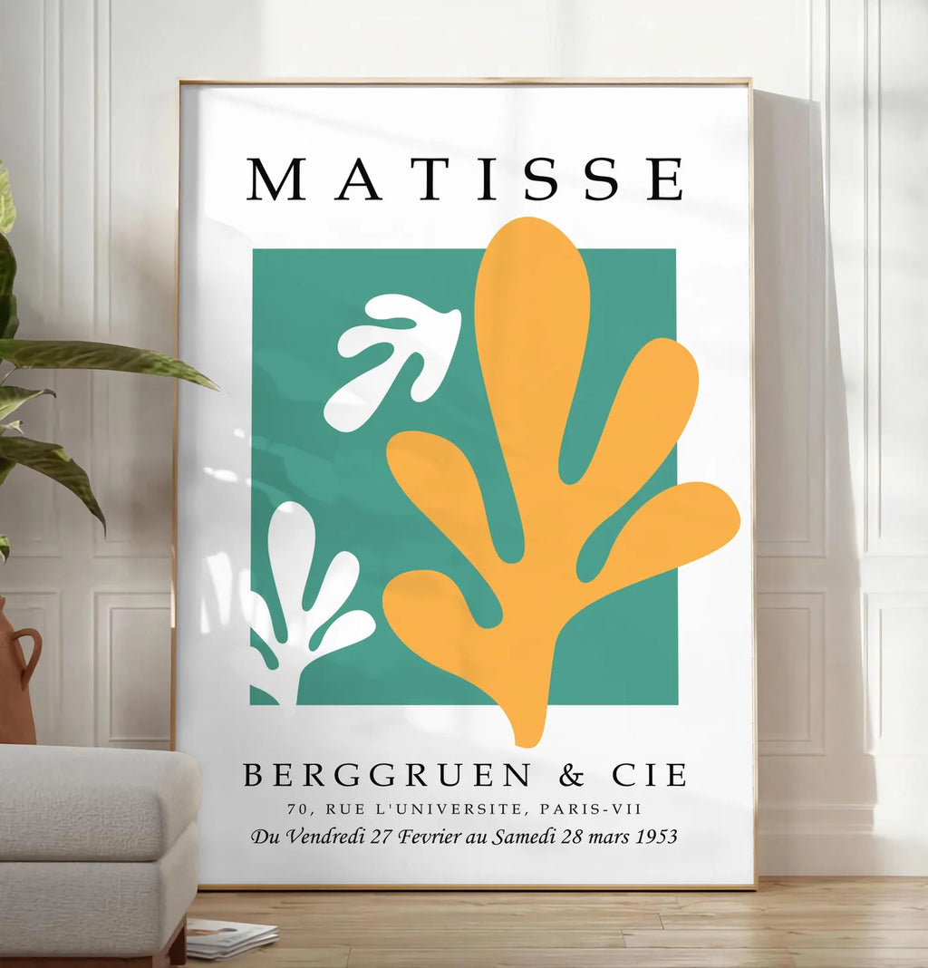 Reproduction corail Jaune sur Vert en papiers decoupes Matisse sur fond colore, posee au sol dans un salon minimaliste clair, a cote d'un canape beige et d'une plante verte, sur un parquet clair
