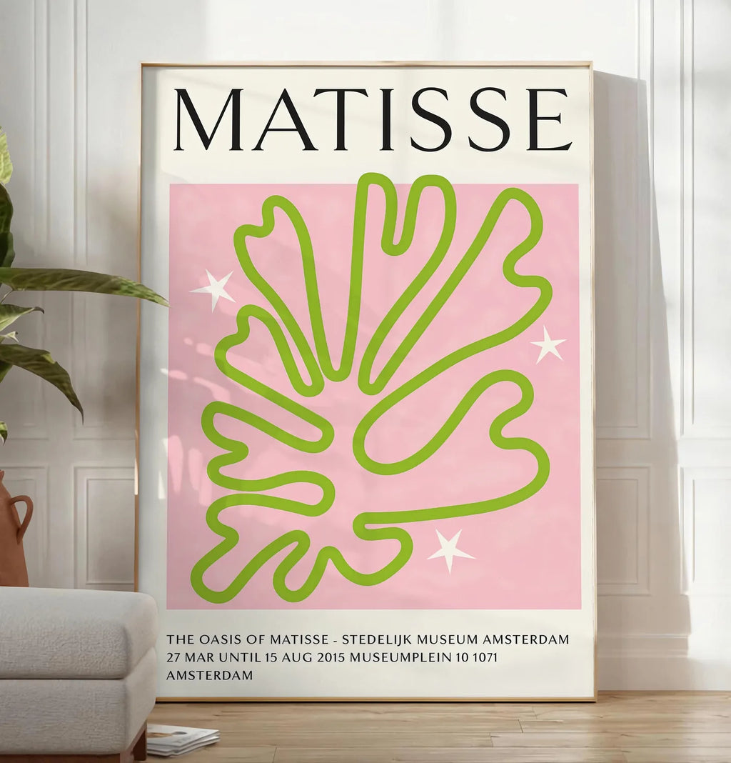 Reproduction corail Vert Oasis en papiers decoupes Matisse sur fond colore, posee au sol dans un salon minimaliste clair, a cote d'un canape beige et d'une plante verte, sur un parquet clair