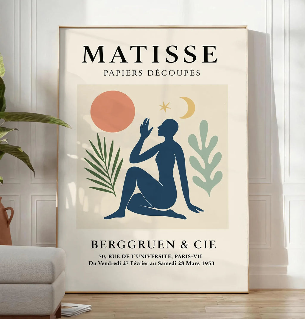 Reproduction femme bleue avec lune croissant et etoile, posee au sol dans un salon minimaliste clair, a cote d'un canape beige et d'une plante verte, sur un parquet clair