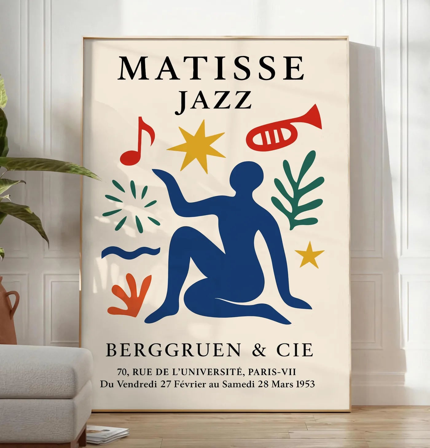 Reproduction affiche Matisse Jazz, posee au sol dans un salon minimaliste clair, a cote d'un canape beige et d'une plante verte, sur un parquet clair