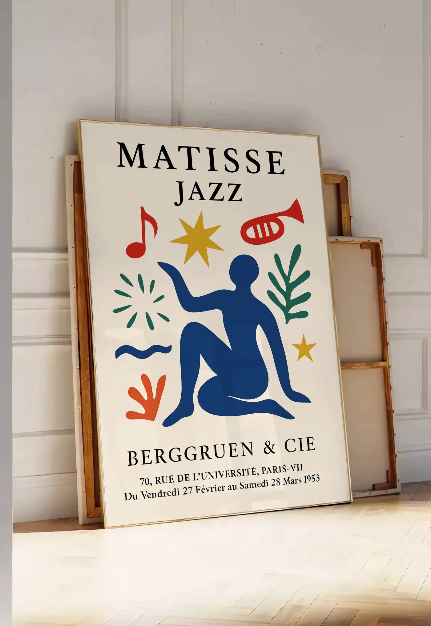 Tirage encadrable affiche Matisse Jazz, posee au sol dans une entree lumineuse, contre un mur a panneaux blancs, a cote de chassis en bois empiles