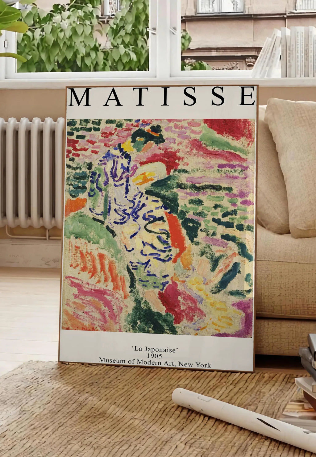 Poster matisse La Japonaise 1905, posee au sol dans un salon parisien, devant une grande fenetre donnant sur un immeuble haussmannien, entre un ficus et un canape creme