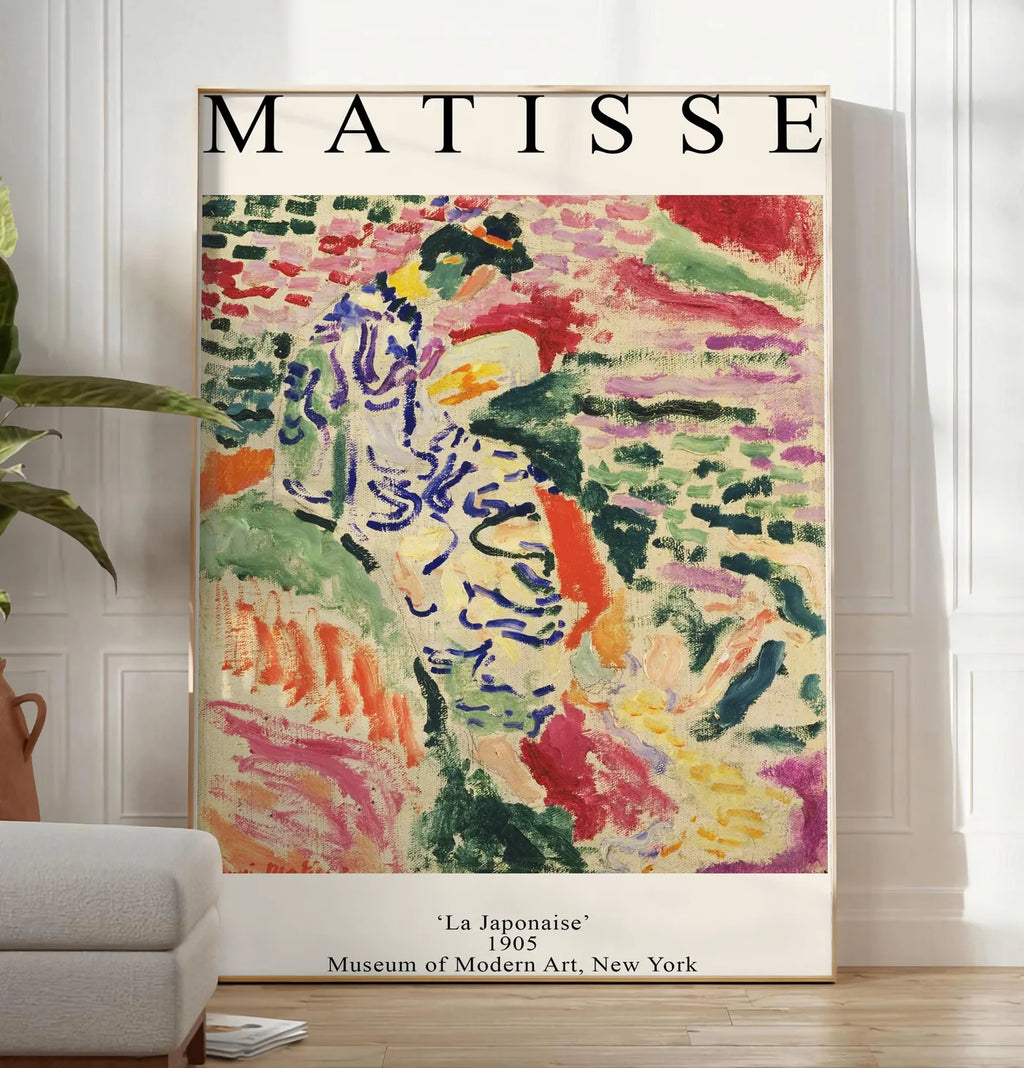 Reproduction matisse La Japonaise 1905, posee au sol dans un salon minimaliste clair, a cote d'un canape beige et d'une plante verte, sur un parquet clair