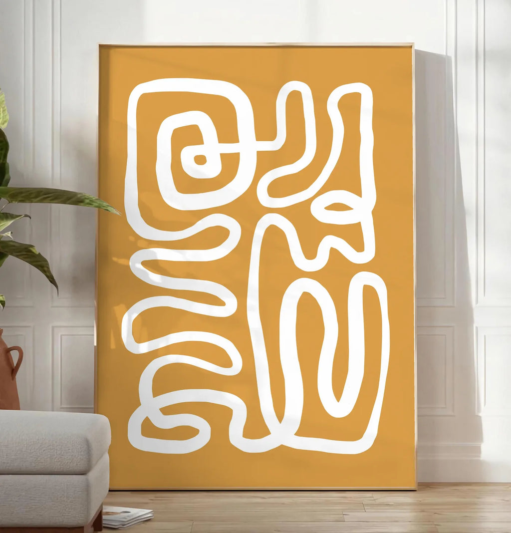 Reproduction ligne continue blanche abstraite sur fond ocre, posee au sol dans un salon minimaliste clair, a cote d'un canape beige et d'une plante verte, sur un parquet clair