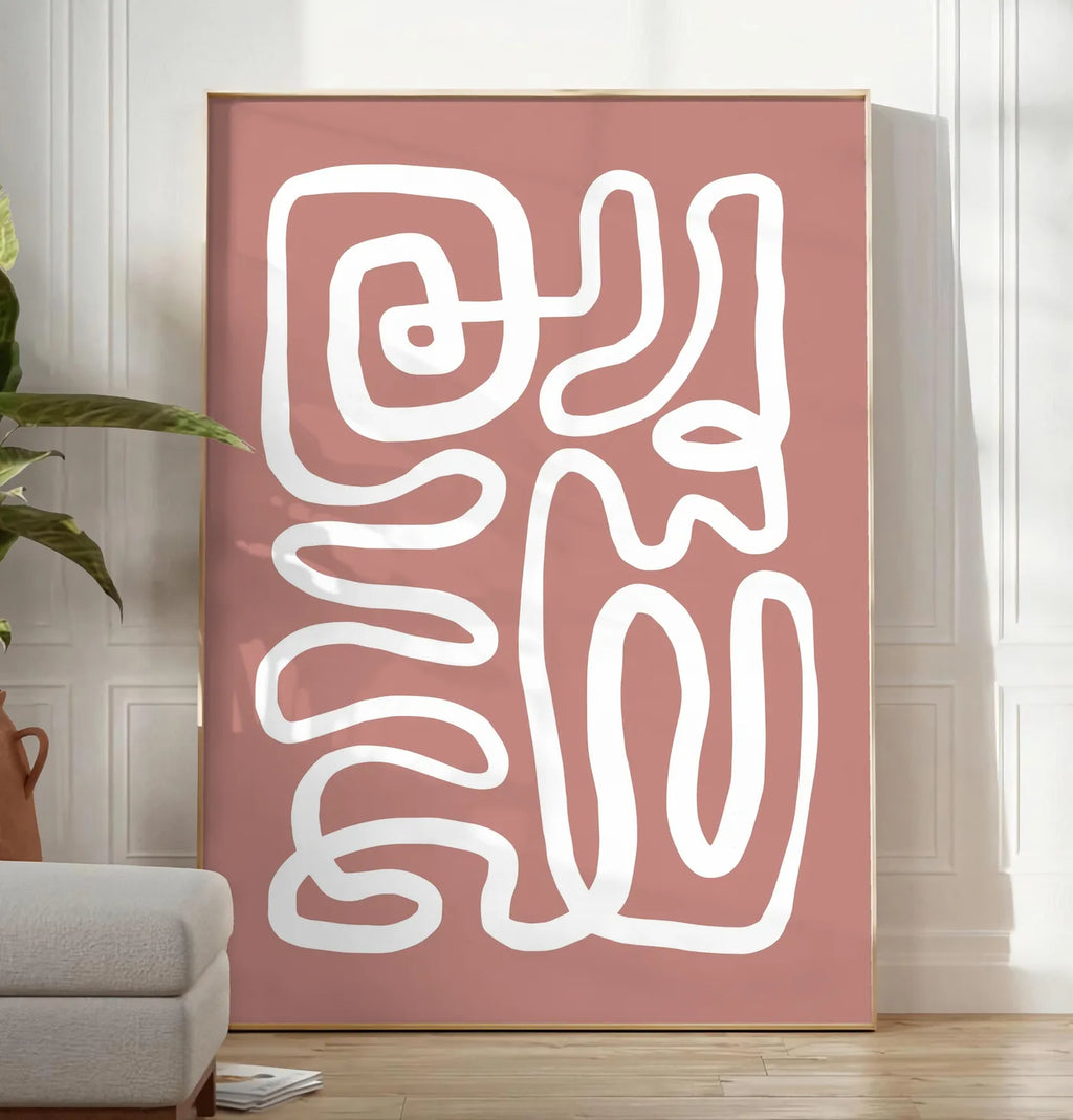 Reproduction ligne continue blanche abstraite sur fond terracotta, posee au sol dans un salon minimaliste clair, a cote d'un canape beige et d'une plante verte, sur un parquet clair