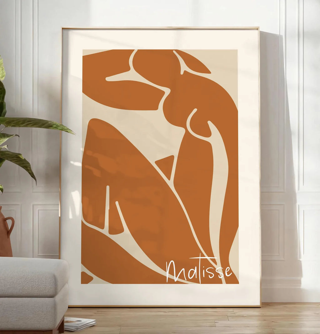 Reproduction nu assis terracotta au trait blanc sur fond creme, posee au sol dans un salon minimaliste clair, a cote d'un canape beige et d'une plante verte, sur un parquet clair