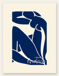 Image de silhouette de femme assise en formes découpées bleu de cobalt sur fond blanc cassé, signature manuscrite 'Matisse'.