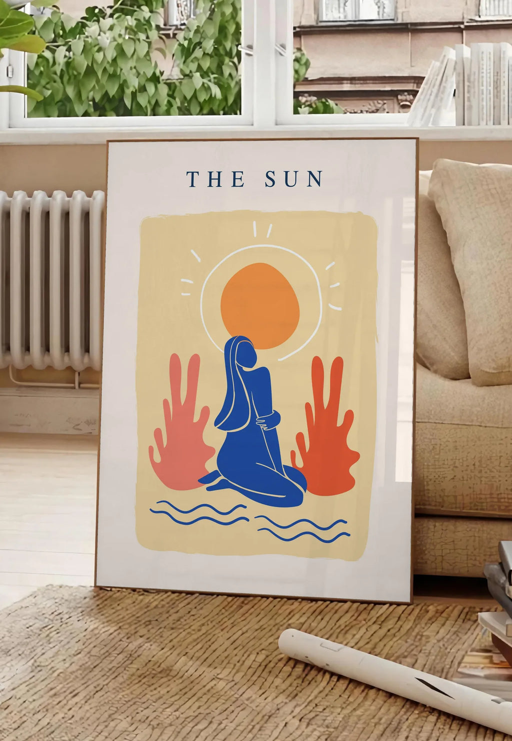 Poster femme bleue agenouillee devant un soleil orange et des plantes corail, posee au sol dans un salon parisien, devant une grande fenetre donnant sur un immeuble haussmannien, entre un ficus et un canape creme