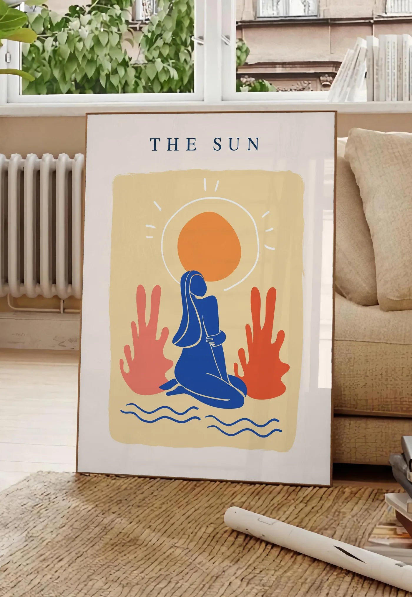 Poster femme bleue agenouillee devant un soleil orange et des plantes corail, posee au sol dans un salon parisien, devant une grande fenetre donnant sur un immeuble haussmannien, entre un ficus et un canape creme